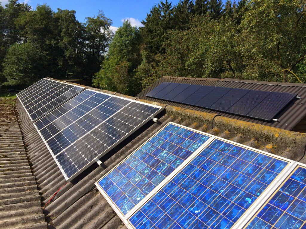 Installatie zonnepanelen op een dak in Utrecht