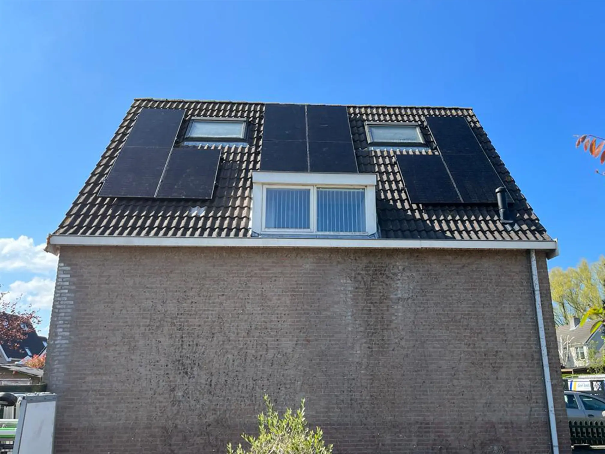 Aanzicht van een project in Maarsen waar zonnepanelen installatie is uitgevoerd
